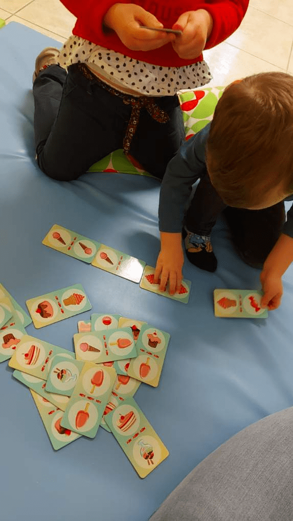 activité-domino-enfants-microcreche-pinon-soissons-laon