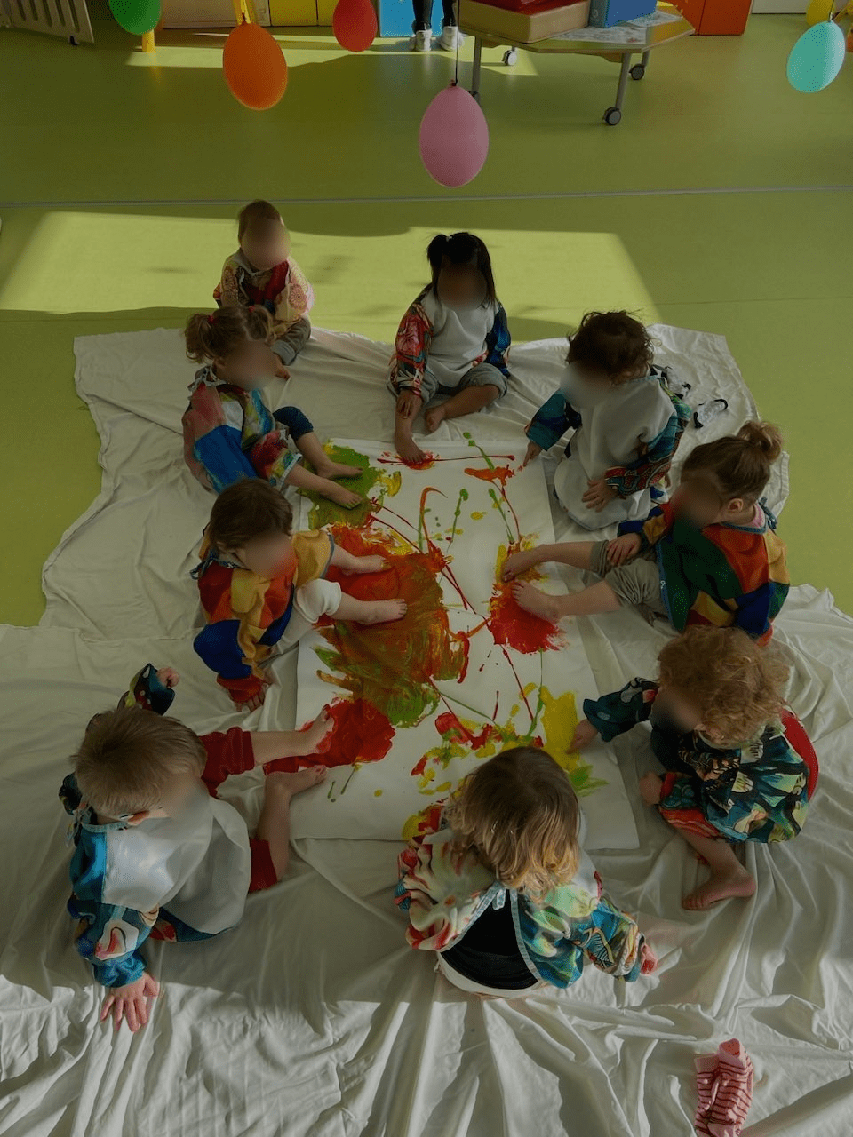 activités-peinture-pied-main-enfant-microcreche-soissons-laon-pinon