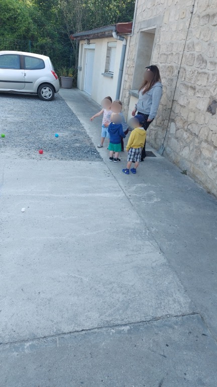 microcreche-pinon-soissons-laon-enfants-extérieur-jeu-boules